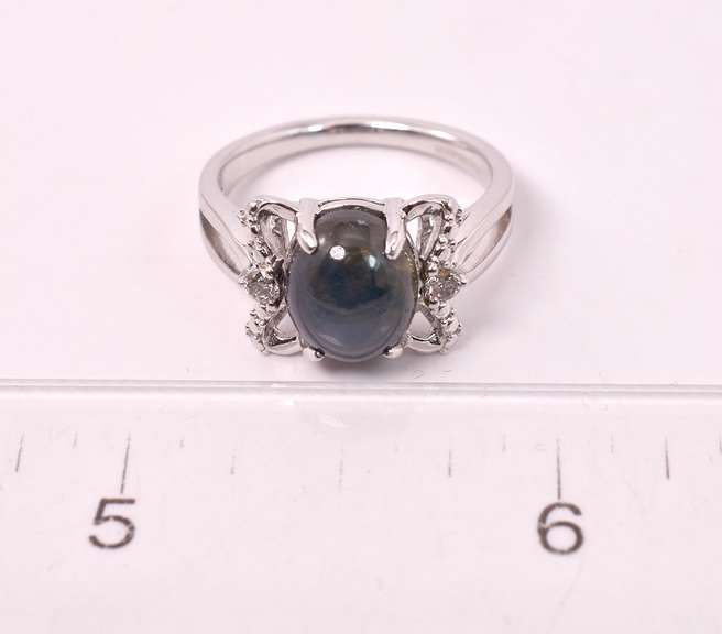Dazzling 4.78CTS Cabochon-Cut Star Sapphire and 0.10CTW Diamond Ring in Sterling Silver