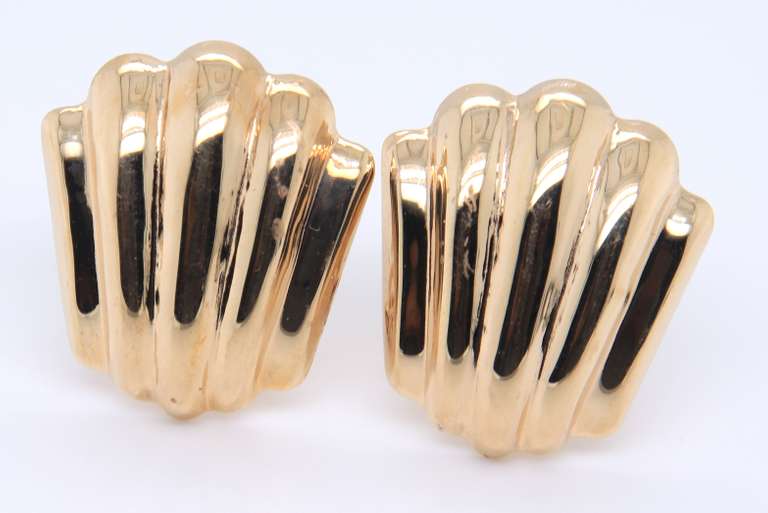Handsome Yellow Gold Scalloped Shell Clip on Earrings