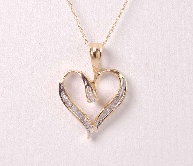 Sweet Diamond Heart Pendant & Chain in Yellow Gold