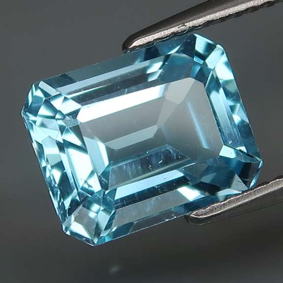 Beautiful 4.31ct emerald cut Topaz