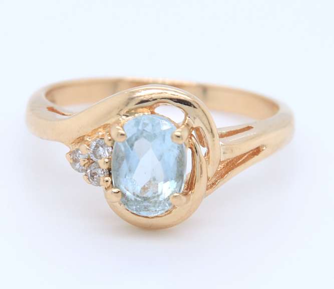 Wonderful Aquamarine and Diamond Yellow Gold Ring