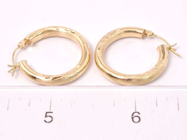 Elegant Hoop Earrings in 14K Yellow Gold
