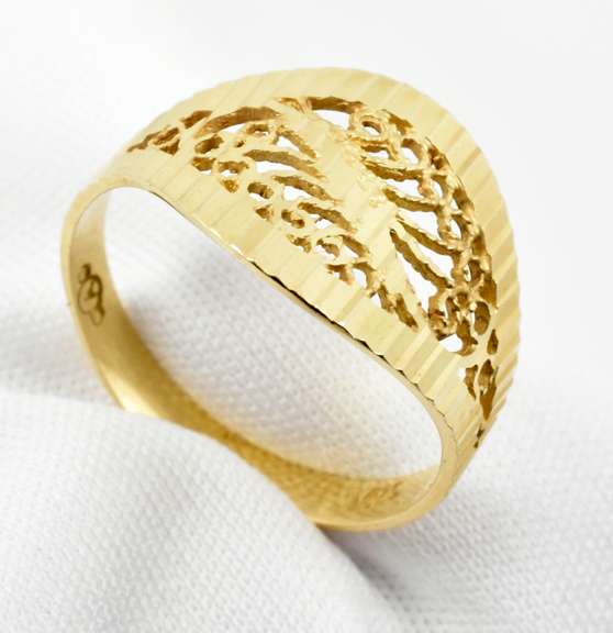 Sparkling Modern Filigree Ring