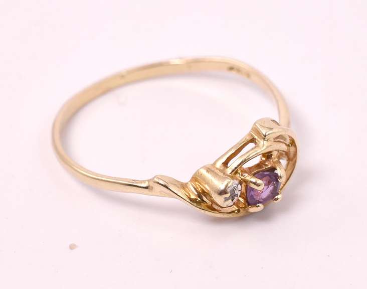 Elegant Amethyst and Diamond Ring in Yellow Gold