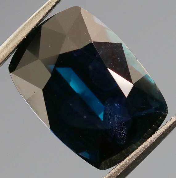 Investment grade 6.40ct unheated certified Sapphire