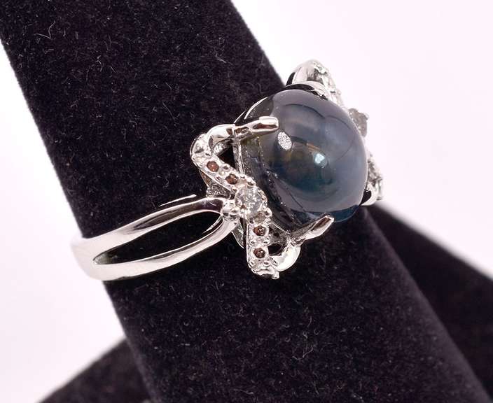 Dazzling 4.78CTS Star Sapphire and 0.10CTW Diamond Ring in Sterling Silver