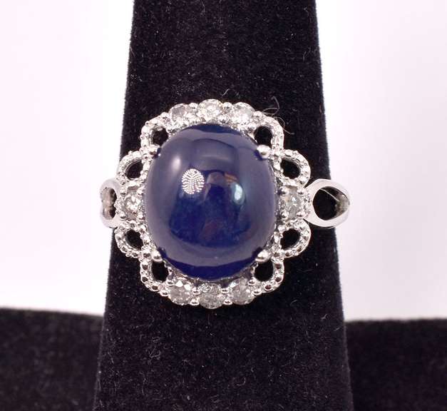Captivating 8.65CTS Cabochon-Cut Star Sapphire & 0.39CTW Diamond Ring in Sterling Silver