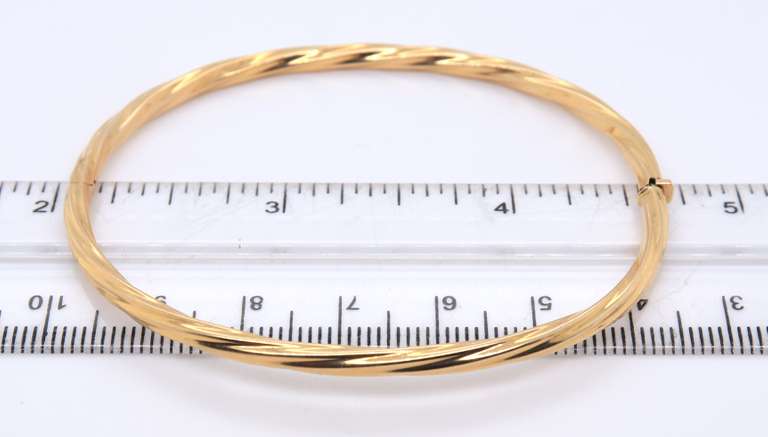 14KT Yellow Gold Twisted Design Oval Bangle