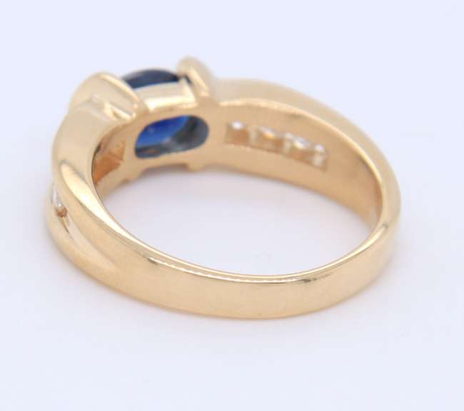 Attractive Yellow Gold oval Sapp & Channel Set Diamond Side Ring