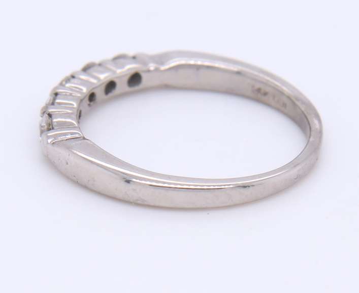 Sparkling White Gold 5 Stone Shared Prong Diamond Band