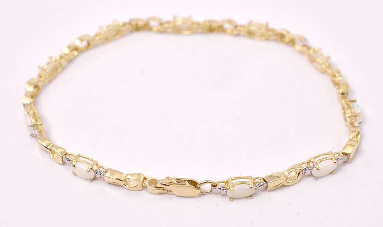 Precious Opal Bracelt in Yellow Gold