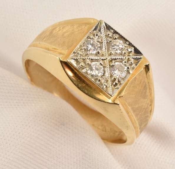 Nicely Designed Man's Diamond Ring