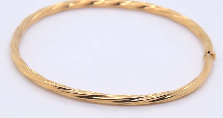 14KT Yellow Gold Twisted Design Oval Bangle