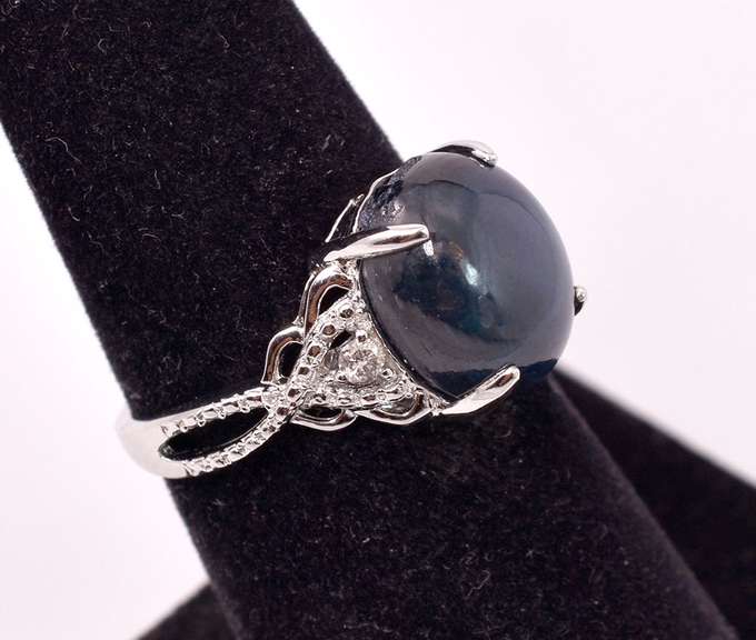 Stunning 8.61CTS Cabochon-Cut Star Sapphire and 0.09CTW Diamond Ring in Sterling Silver