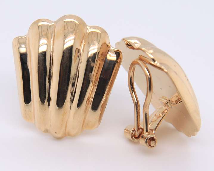 Handsome Yellow Gold Scalloped Shell Clip on Earrings
