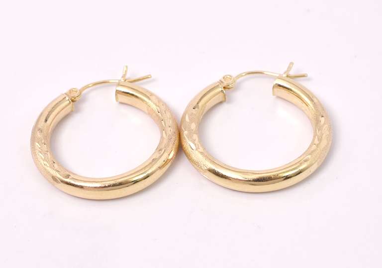 Elegant Hoop Earrings in 14K Yellow Gold