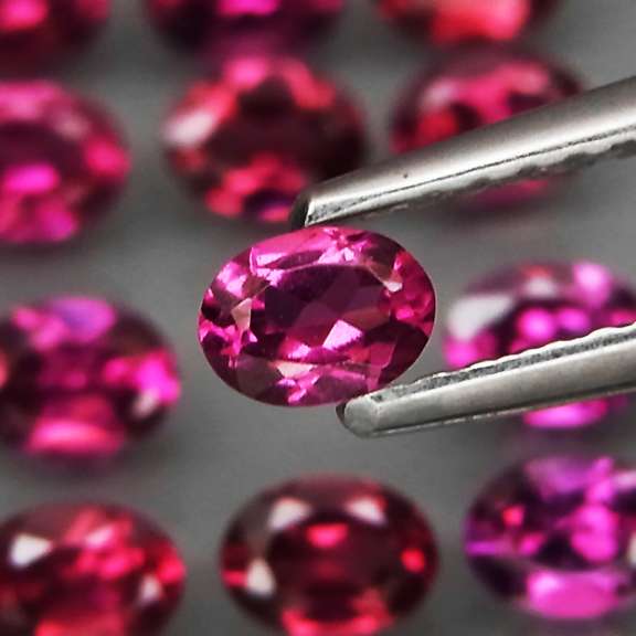 Amazing 4.41ct oval cut violet pink Rodolite Garnet set