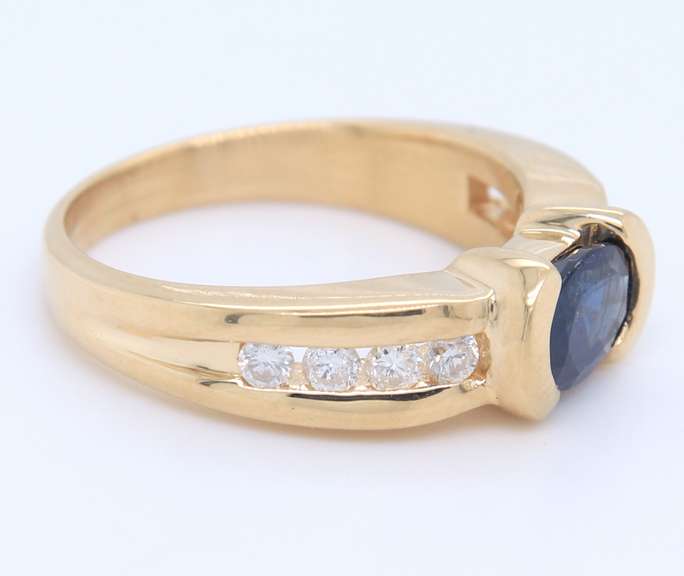 Attractive Yellow Gold oval Sapp & Channel Set Diamond Side Ring