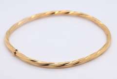 14KT Yellow Gold Twisted Design Oval Bangle