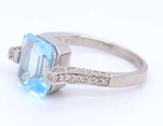 Stunning White Gold Aquamarine and Diamond Ring