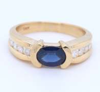Attractive Yellow Gold oval Sapp & Channel Set Diamond Side Ring