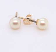 Nice Yellow Gold 5mm Pearl Stud Earrings