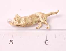 Beautiful Cat Pin with "Pearl Ball" Pin in 14K Yellow Gold