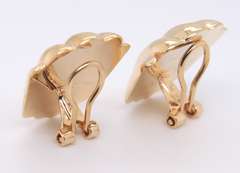 Handsome Yellow Gold Scalloped Shell Clip on Earrings