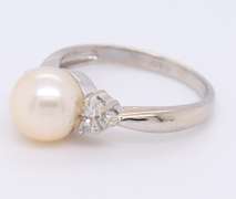 Attractive White Gold Akpya Pearl and Diamond Ring