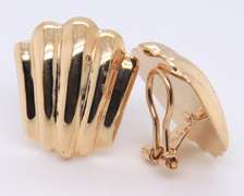 Handsome Yellow Gold Scalloped Shell Clip on Earrings