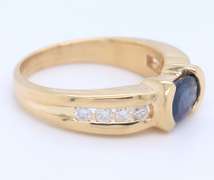 Attractive Yellow Gold oval Sapp & Channel Set Diamond Side Ring