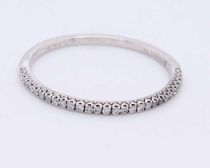 Elegant 18kt White Gold Diamond Band