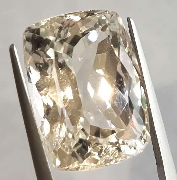 Substantial 29.21ct high fire platinum blonde Kunzite