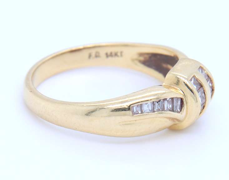 Nice Yellow Gold Diamond Bow Ring
