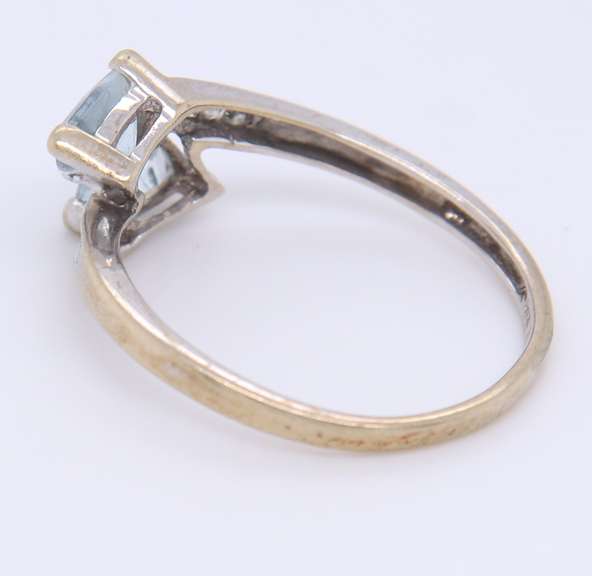 Lovely White Gold 2 Triangle Aquamarine and Diamond Ring