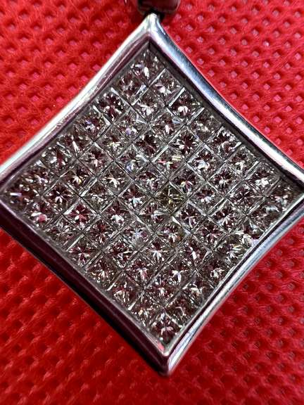 14K WHITE GOLD PENDANT WITH 5.00 CARATS DIAMOND IN TOTAL