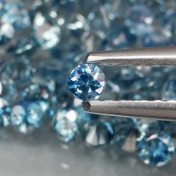 Glistening 4.14ct royal blue Sapphire set