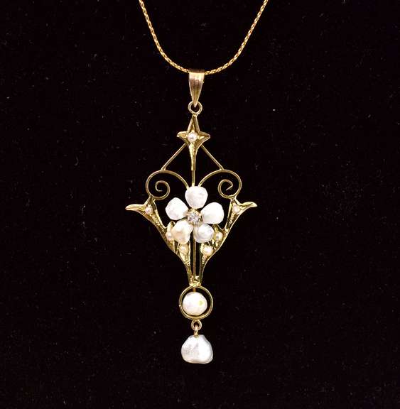 Lovely Lavalier Pendant Necklace in Yellow Gold