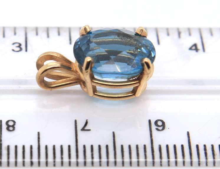 14KT Yellow Gold Blue Topaz Pendant