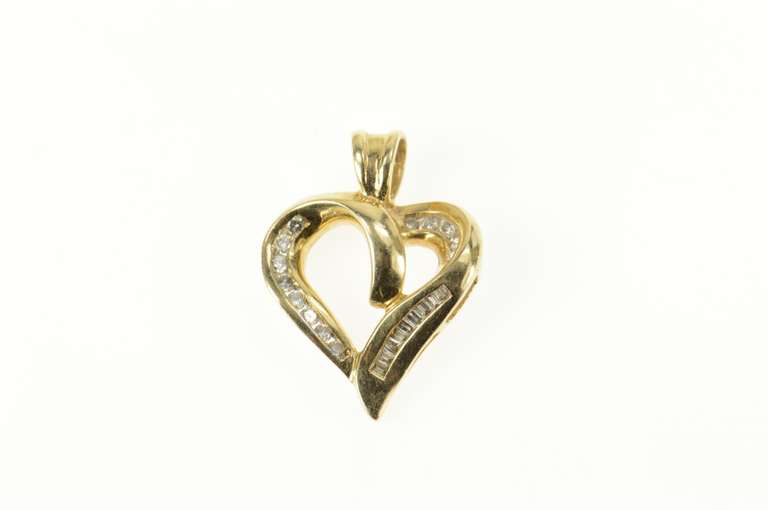 10K Yellow Gold 0.25 Ctw Classic Diamond Heart Love Symbol Pendant