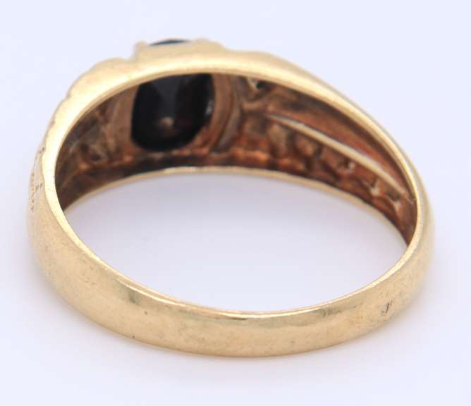 Attractive Yellow Gold Black Onyx and Diamond Ring
