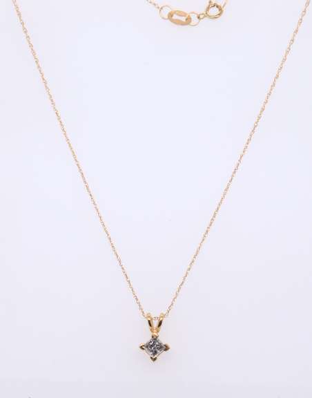 Glowing Princess Cut Diamond Solatire Necklace
