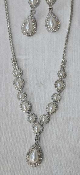 Set Of Fashion Jewelry Neck Lace And Earrings