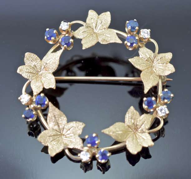 Beautifully-Made 18K Wreath Brooch with Leaf Motif