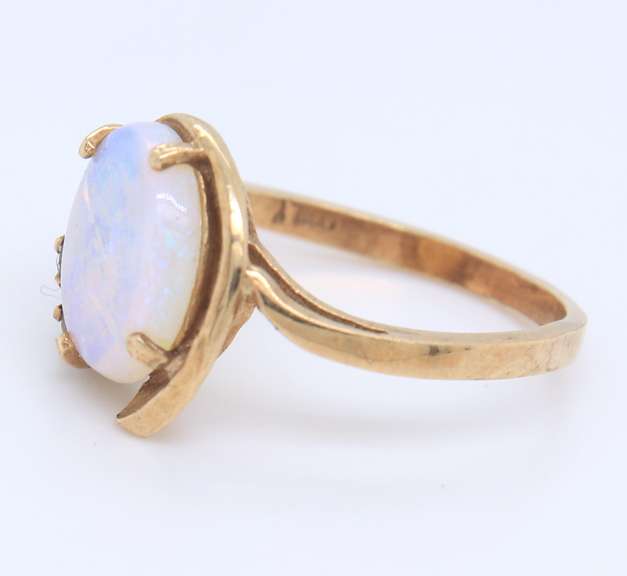 Stunning Yellow Gold opal and Diamodn Ring