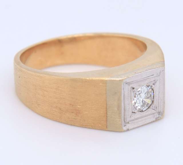 Stunning Yellow Gold Round Brilliant Cut Diamond Ring