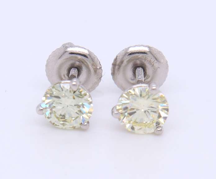 Eelgant White Gold 1.26ctw Diamond Stud Earrings