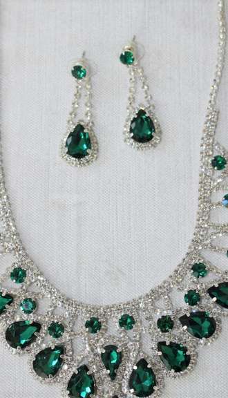 Emerald Color Jewelry Neck Lace And Earrings
