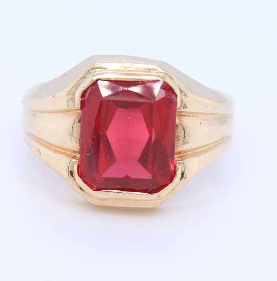 Elegant Yellow Gold Eemarld Cut Ruby Ring