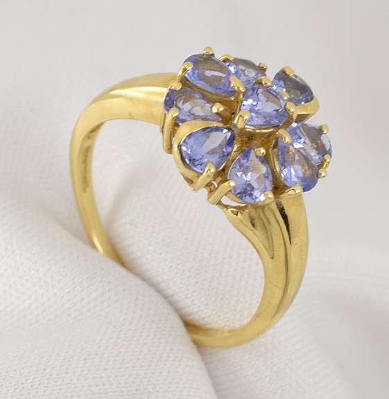 Attractive 14k Tanzanite Cluster Ring